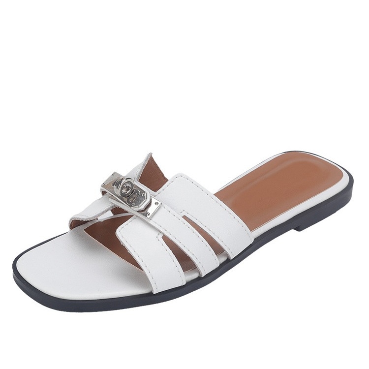 Egypántos nyitott lábujjú szandál, kis csattal; első osztályú bőr felső rész; gumitalp; lapos sarok; egységes minta