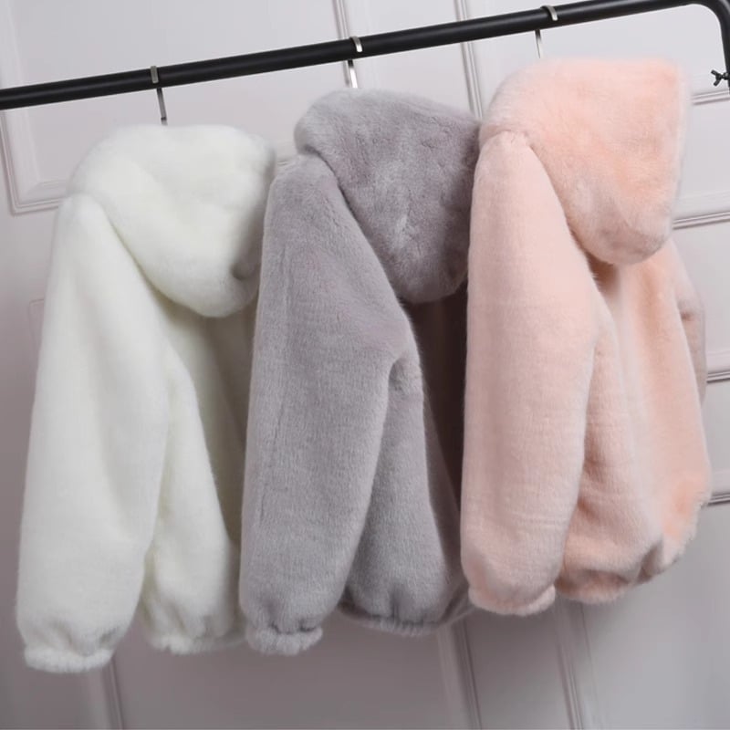 Női kapucnis műmink kabát, vastag plüss anyag, laza szabás, elöl cipzárral, poliészter, középhosszú 50–65 cm, téli 2025