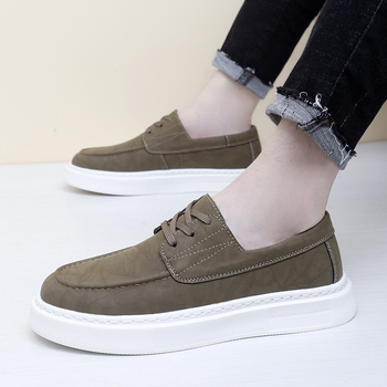 Muške tenisice od prave kože, casual stil; đona od gumene pene; vezanje na vezice; niski članak (Gornji: koža; Stil: casual; Đona: gumena pena; Vezivanje: vezice; Niski članak)