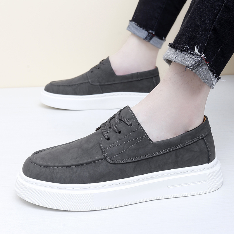 Muške tenisice od prave kože, casual stil; đona od gumene pene; vezanje na vezice; niski članak (Gornji: koža; Stil: casual; Đona: gumena pena; Vezivanje: vezice; Niski članak)