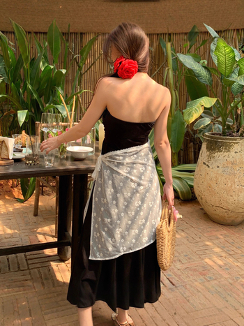 Φούστα bodycon – κορεατικού στυλ, κεντήματα με μικρά λουλούδια, ζώνη με κορδόνι; (Τύπος φούστας: bodycon; Κατηγορία: μισό-φούστα; Μήκος: κοντή; Υλικό: πολυεστέρας με μεταξένια γυαλάδα; Στυλ: εθνο-retro)