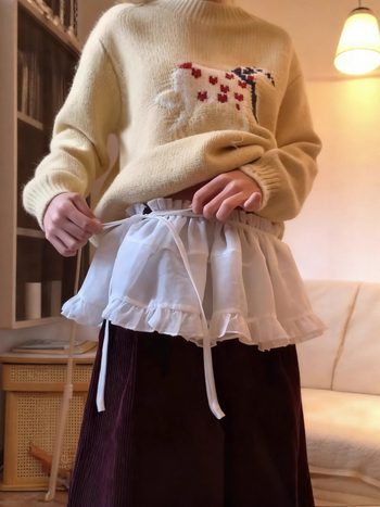 Φούστα bodycon – κορεατικού στυλ, κεντήματα με μικρά λουλούδια, ζώνη με κορδόνι; (Τύπος φούστας: bodycon; Κατηγορία: μισό-φούστα; Μήκος: κοντή; Υλικό: πολυεστέρας με μεταξένια γυαλάδα; Στυλ: εθνο-retro)