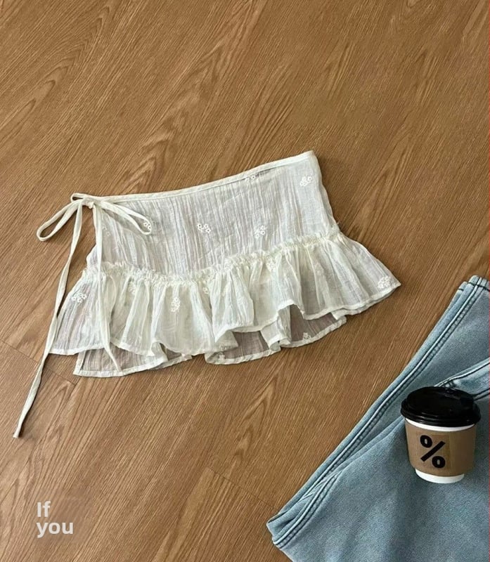 Φούστα bodycon – κορεατικού στυλ, κεντήματα με μικρά λουλούδια, ζώνη με κορδόνι; (Τύπος φούστας: bodycon; Κατηγορία: μισό-φούστα; Μήκος: κοντή; Υλικό: πολυεστέρας με μεταξένια γυαλάδα; Στυλ: εθνο-retro)