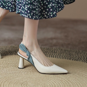 Sandale cu un breteu, partea superioară din piele split, vârf deschis, toc pană, talpă din cauciuc