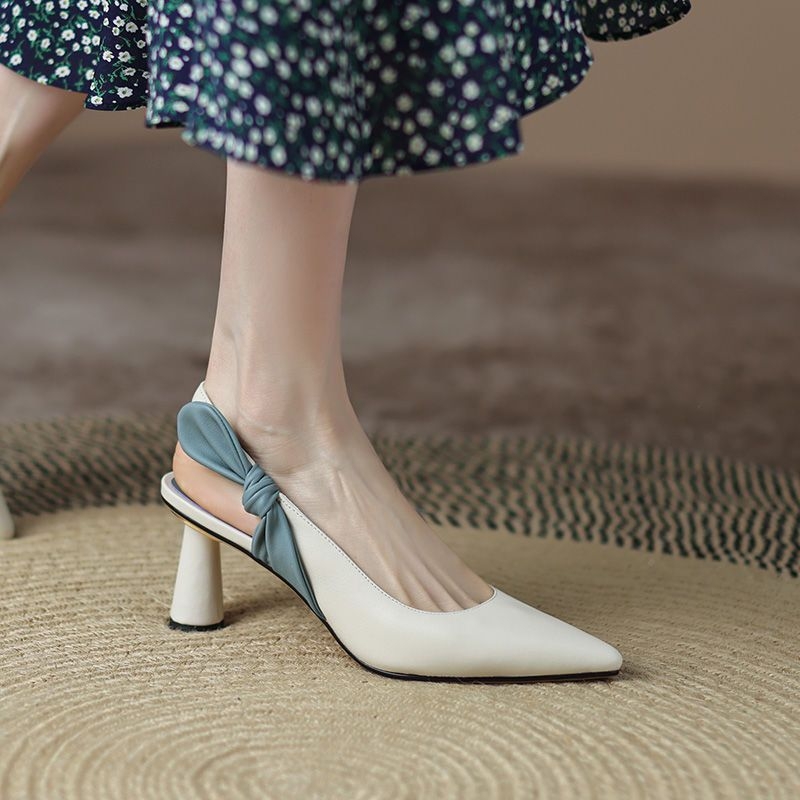 Sandale cu un breteu, partea superioară din piele split, vârf deschis, toc pană, talpă din cauciuc