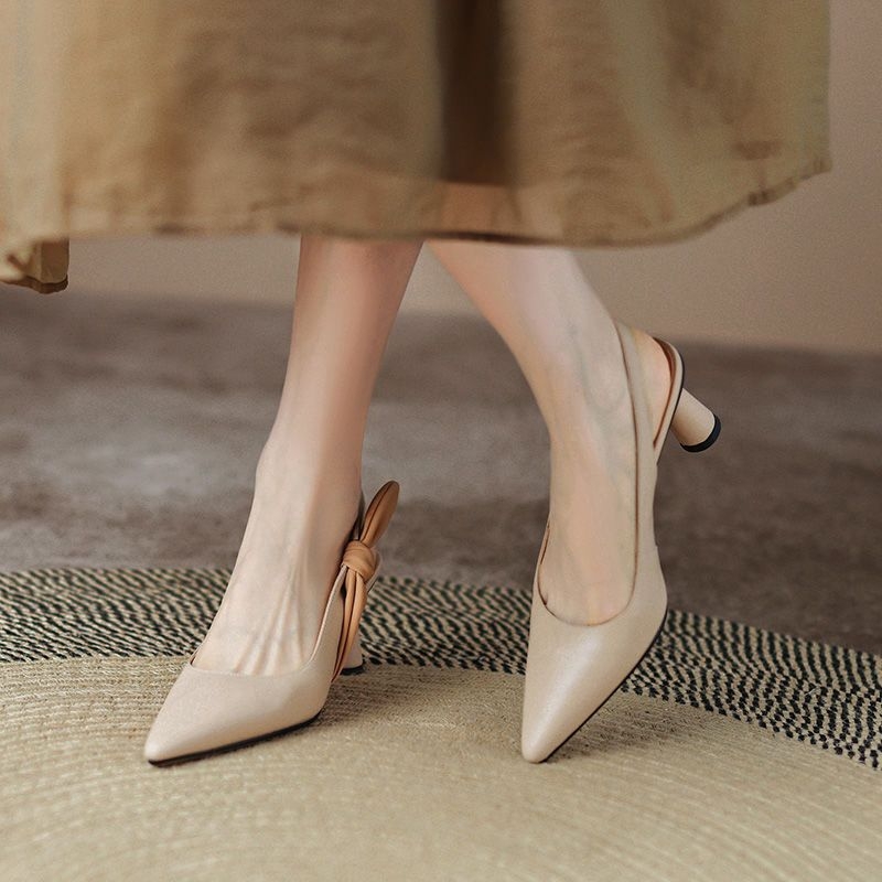 Sandale cu un breteu, partea superioară din piele split, vârf deschis, toc pană, talpă din cauciuc