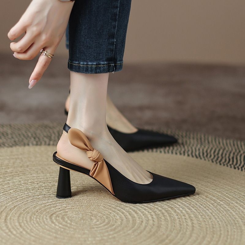 Sandale cu un breteu, partea superioară din piele split, vârf deschis, toc pană, talpă din cauciuc