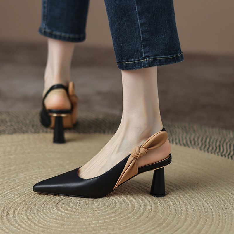 Sandale cu un breteu, partea superioară din piele split, vârf deschis, toc pană, talpă din cauciuc