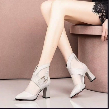 Női casual szandál etnikus mintával, velúr felsőrész, gumitalp, klínes sarok, kör alakú orr