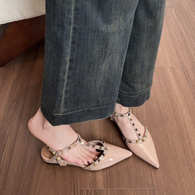 Újjvédős hátul üreges szandál – hegyes orr, felső rész: szuper rost, talp: gumi, nyár 2025