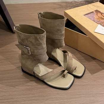 Női magas platformos szandál, magas talppal, négyzetes orral, felső anyaga: szuperrost, talp: gumi