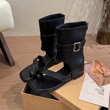 Női magas platformos szandál, magas talppal, négyzetes orral, felső anyaga: szuperrost, talp: gumi