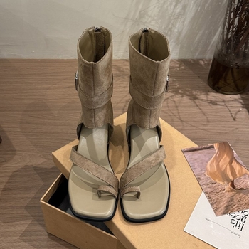 Női magas platformos szandál, magas talppal, négyzetes orral, felső anyaga: szuperrost, talp: gumi