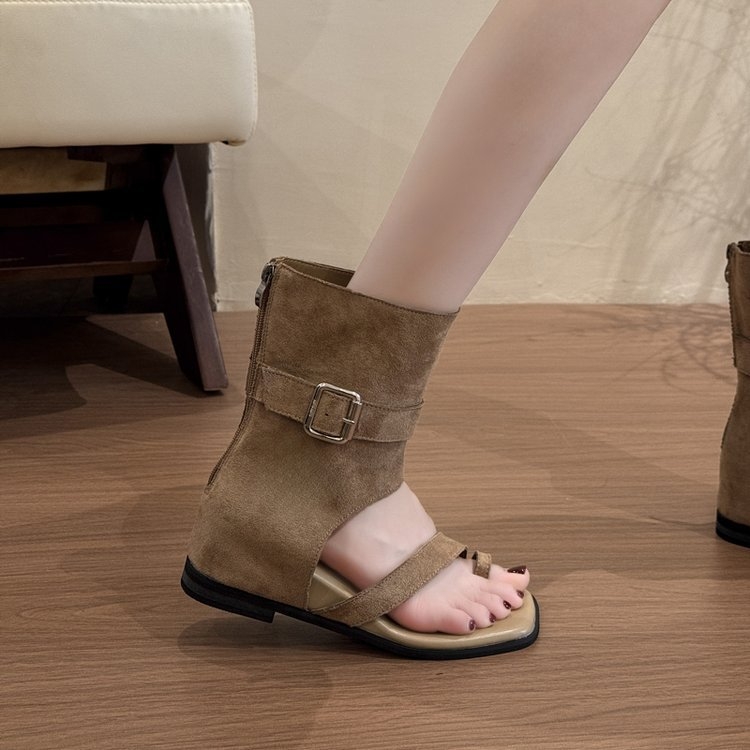 Női magas platformos szandál, magas talppal, négyzetes orral, felső anyaga: szuperrost, talp: gumi