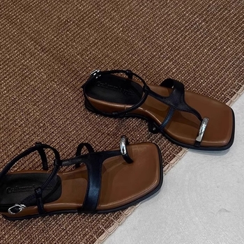 Ženske rimske sandale — kvadratni nos, gornji dio od kože prvog sloja, gumeni potplat, unutarnji materijal od ovčje kože, slip-on s jednim kopčom, ravne, gradski stil, ljeto 2025