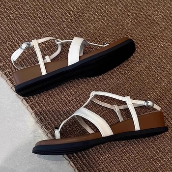Ženske rimske sandale — kvadratni nos, gornji dio od kože prvog sloja, gumeni potplat, unutarnji materijal od ovčje kože, slip-on s jednim kopčom, ravne, gradski stil, ljeto 2025