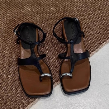 Ženske rimske sandale — kvadratni nos, gornji dio od kože prvog sloja, gumeni potplat, unutarnji materijal od ovčje kože, slip-on s jednim kopčom, ravne, gradski stil, ljeto 2025