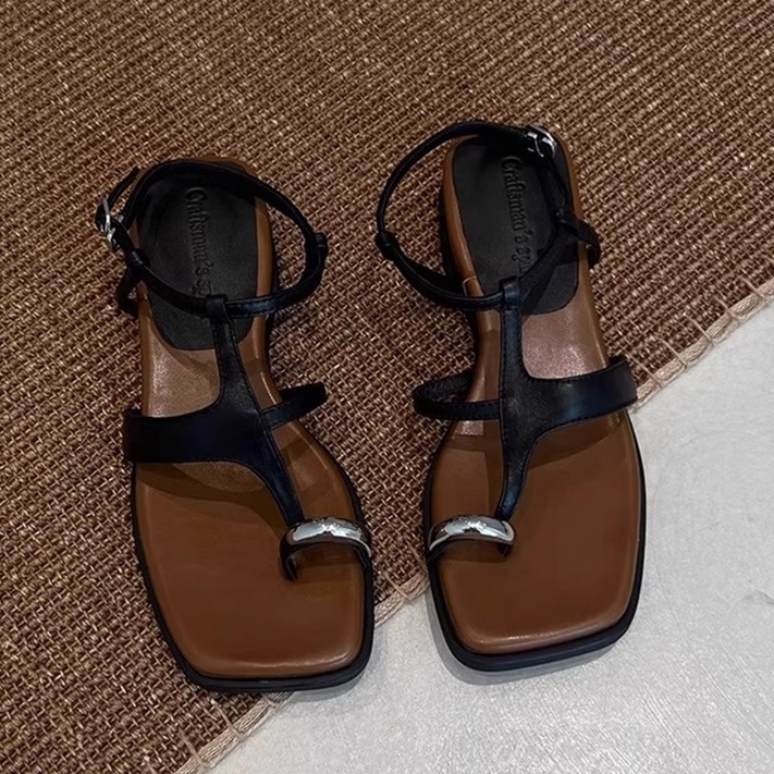 Ženske rimske sandale — kvadratni nos, gornji dio od kože prvog sloja, gumeni potplat, unutarnji materijal od ovčje kože, slip-on s jednim kopčom, ravne, gradski stil, ljeto 2025