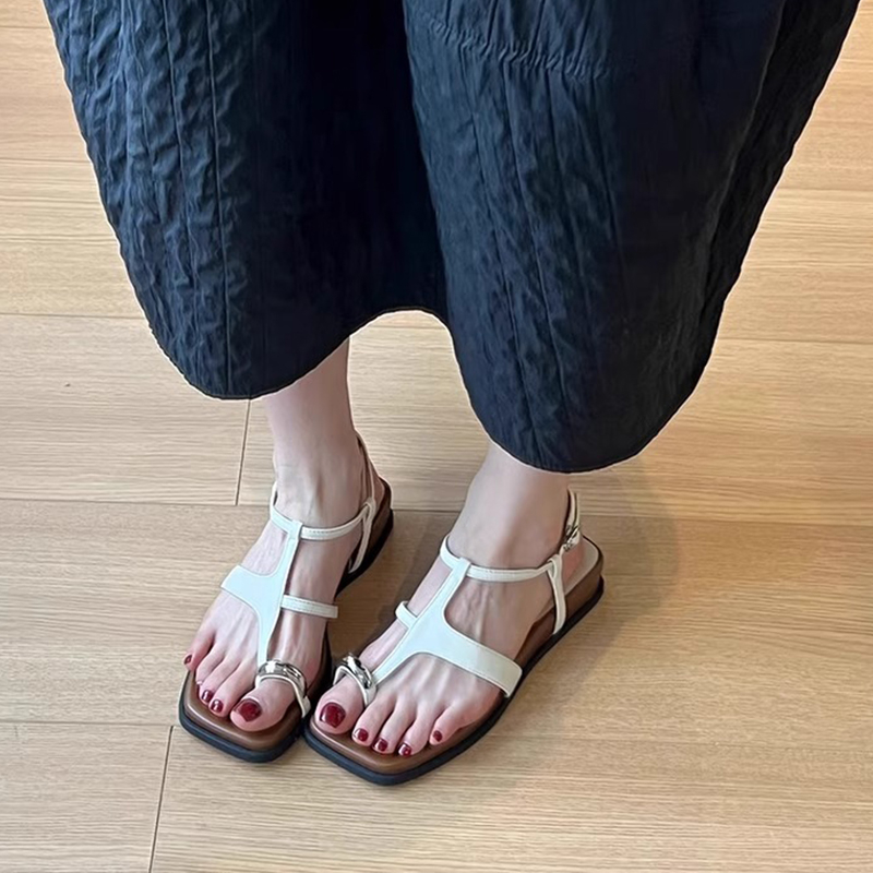 Ženske rimske sandale — kvadratni nos, gornji dio od kože prvog sloja, gumeni potplat, unutarnji materijal od ovčje kože, slip-on s jednim kopčom, ravne, gradski stil, ljeto 2025
