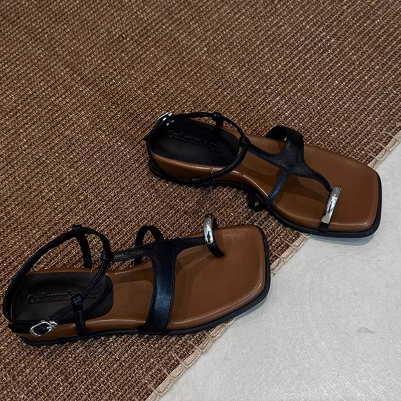 Ženske rimske sandale — kvadratni nos, gornji dio od kože prvog sloja, gumeni potplat, unutarnji materijal od ovčje kože, slip-on s jednim kopčom, ravne, gradski stil, ljeto 2025