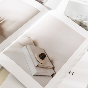 Fotografické rekvizity v štýle Ins-Style, minimalistický anglický magazín a falošné knihy pre pouličnú fotografiu a domovú dekoráciu