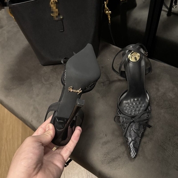 Sandale cu o curea și cataramă, partea superioară din piele sintetică, căptușeală din microfibră, talpă din cauciuc, toc pană mic sub 3 cm