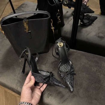 Sandale cu o curea și cataramă, partea superioară din piele sintetică, căptușeală din microfibră, talpă din cauciuc, toc pană mic sub 3 cm