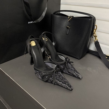 Sandale cu o curea și cataramă, partea superioară din piele sintetică, căptușeală din microfibră, talpă din cauciuc, toc pană mic sub 3 cm