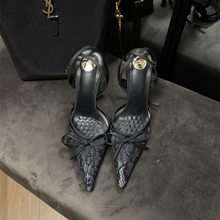 Sandale cu o curea și cataramă, partea superioară din piele sintetică, căptușeală din microfibră, talpă din cauciuc, toc pană mic sub 3 cm