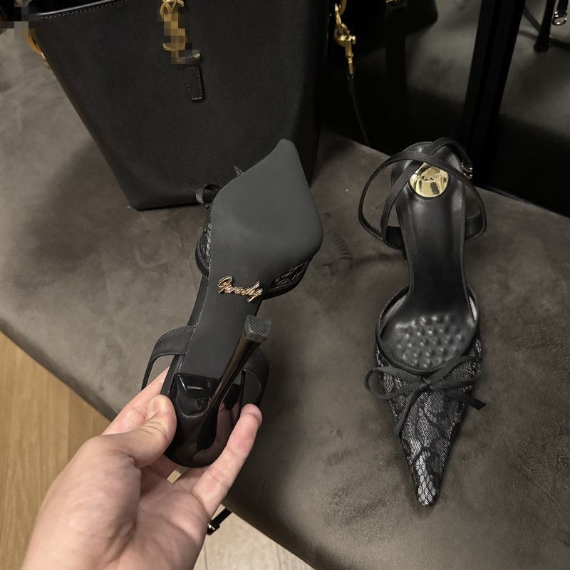 Sandale cu o curea și cataramă, partea superioară din piele sintetică, căptușeală din microfibră, talpă din cauciuc, toc pană mic sub 3 cm