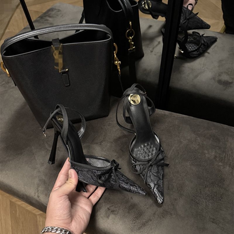 Sandale cu o curea și cataramă, partea superioară din piele sintetică, căptușeală din microfibră, talpă din cauciuc, toc pană mic sub 3 cm