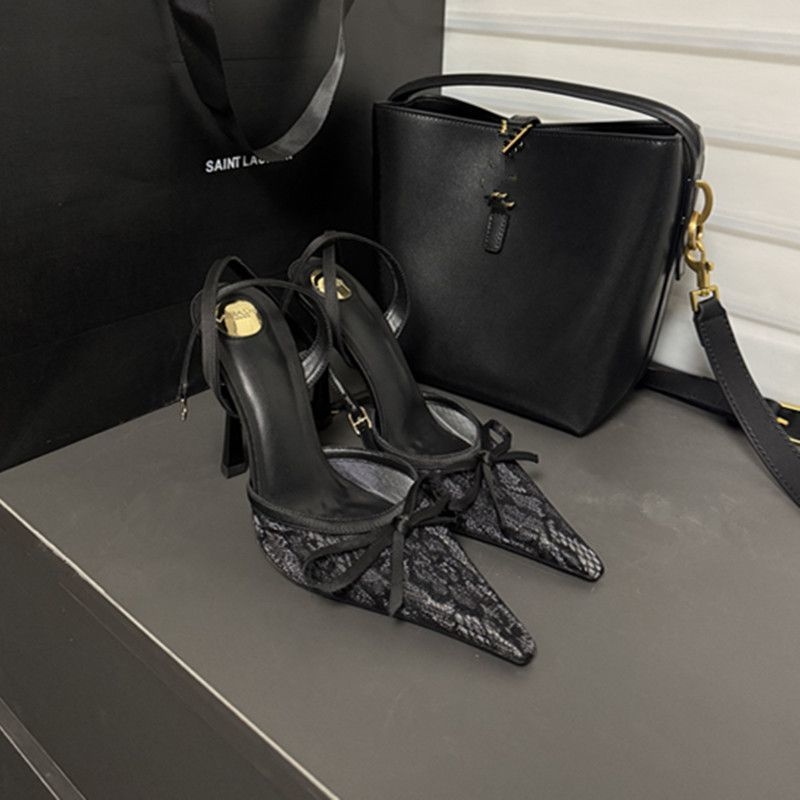 Sandale cu o curea și cataramă, partea superioară din piele sintetică, căptușeală din microfibră, talpă din cauciuc, toc pană mic sub 3 cm