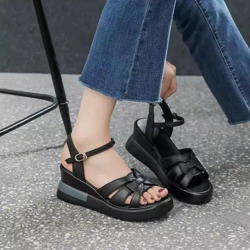 Római szandálok klín platformával, keresztben szőtt pánttal és csattal, elöl kötős, gumitalp