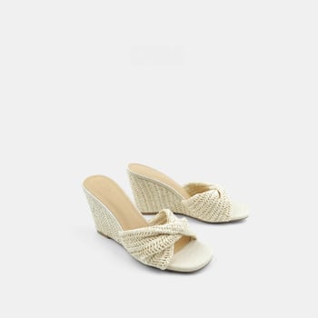 Egypántos szandál, szatén felsőrésszel, európai–amerikai divat, halszerű orr, gumitalp