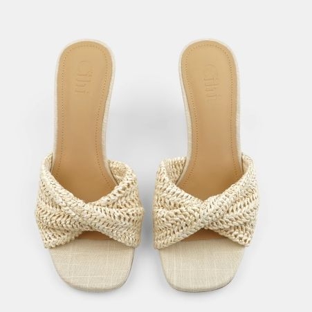 Egypántos szandál, szatén felsőrésszel, európai–amerikai divat, halszerű orr, gumitalp