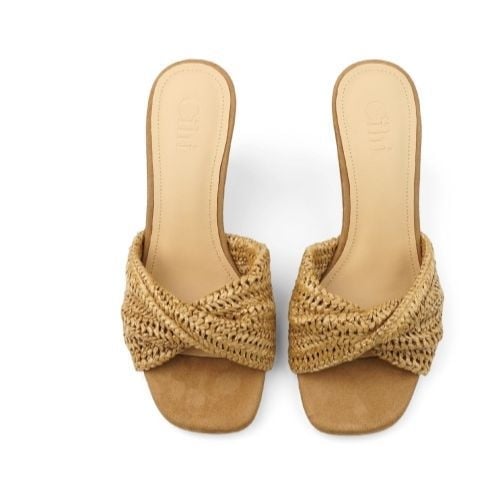 Egypántos szandál, szatén felsőrésszel, európai–amerikai divat, halszerű orr, gumitalp