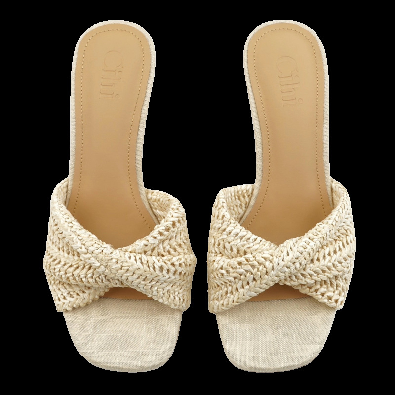 Egypántos szandál, szatén felsőrésszel, európai–amerikai divat, halszerű orr, gumitalp