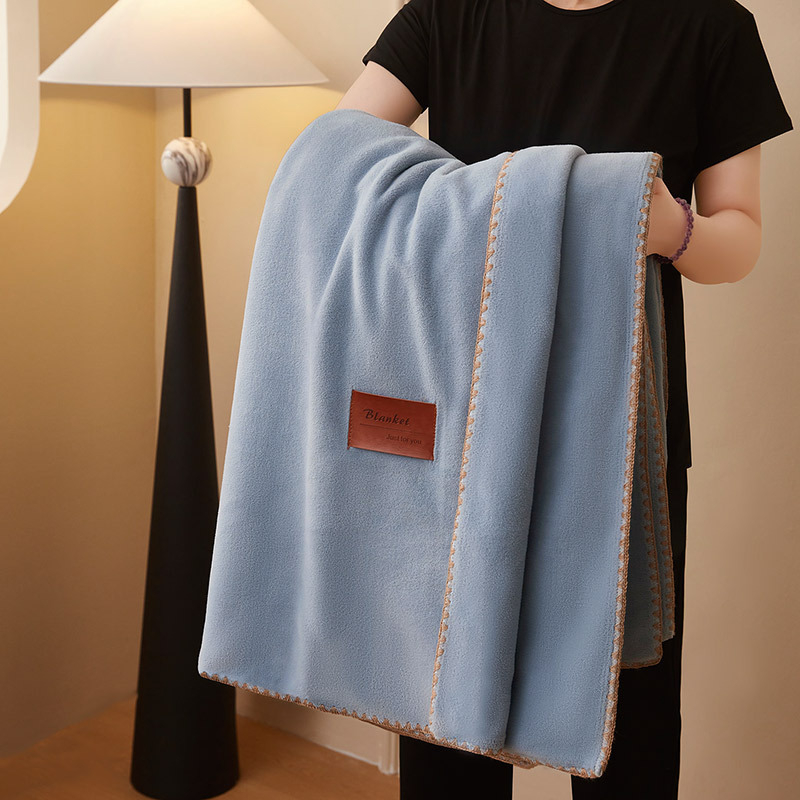 Poliesterska deka coral fleece, imitacija kašmira, težina ispod 300 g, četiri godišnja doba, minimalistički stil