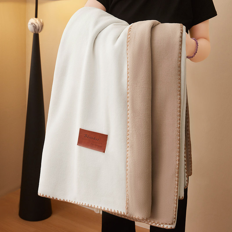 Poliesterska deka coral fleece, imitacija kašmira, težina ispod 300 g, četiri godišnja doba, minimalistički stil