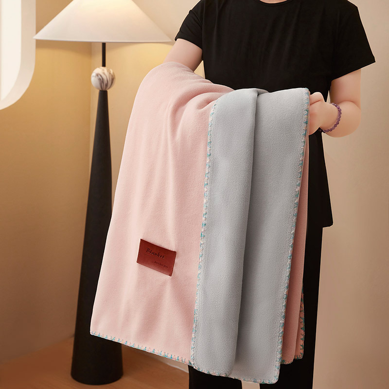 Poliesterska deka coral fleece, imitacija kašmira, težina ispod 300 g, četiri godišnja doba, minimalistički stil