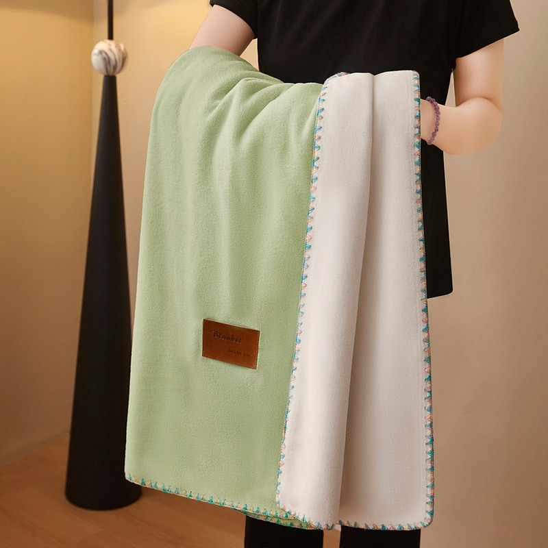 Poliesterska deka coral fleece, imitacija kašmira, težina ispod 300 g, četiri godišnja doba, minimalistički stil