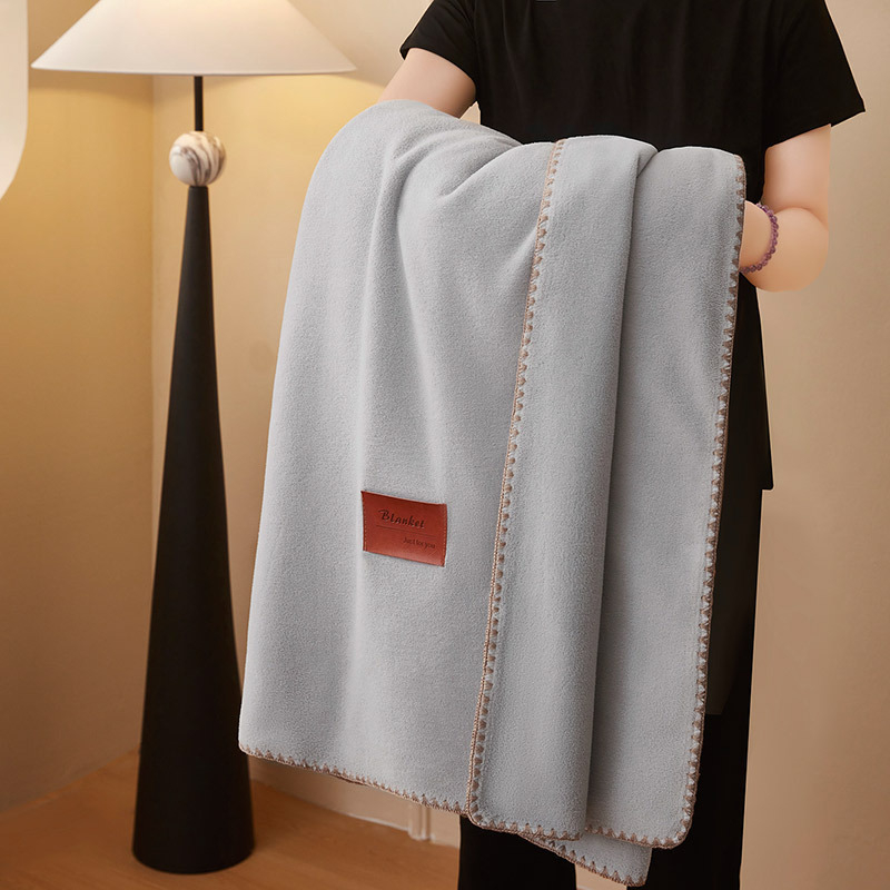 Poliesterska deka coral fleece, imitacija kašmira, težina ispod 300 g, četiri godišnja doba, minimalistički stil