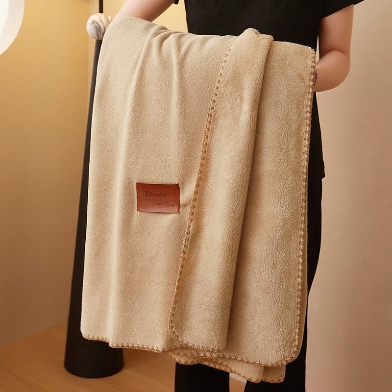 Poliesterska deka coral fleece, imitacija kašmira, težina ispod 300 g, četiri godišnja doba, minimalistički stil