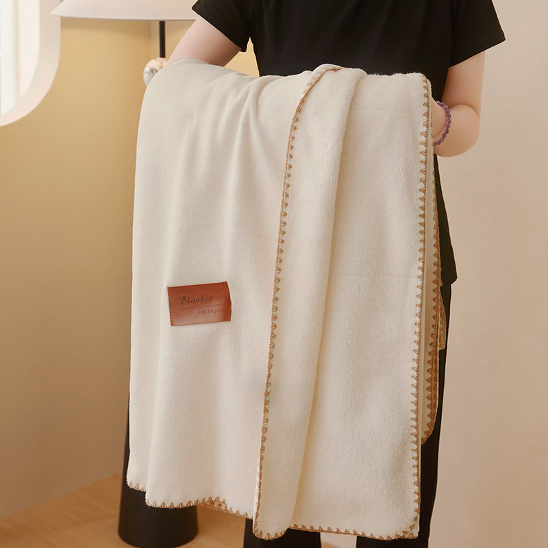Poliesterska deka coral fleece, imitacija kašmira, težina ispod 300 g, četiri godišnja doba, minimalistički stil