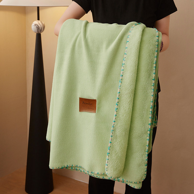 Poliesterska deka coral fleece, imitacija kašmira, težina ispod 300 g, četiri godišnja doba, minimalistički stil