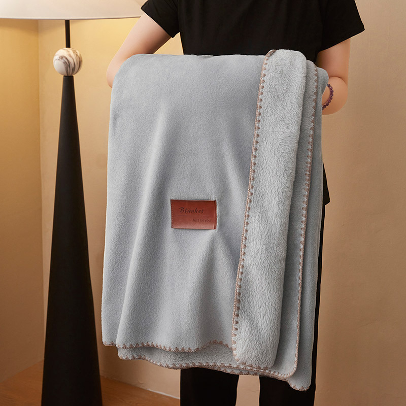Poliesterska deka coral fleece, imitacija kašmira, težina ispod 300 g, četiri godišnja doba, minimalistički stil
