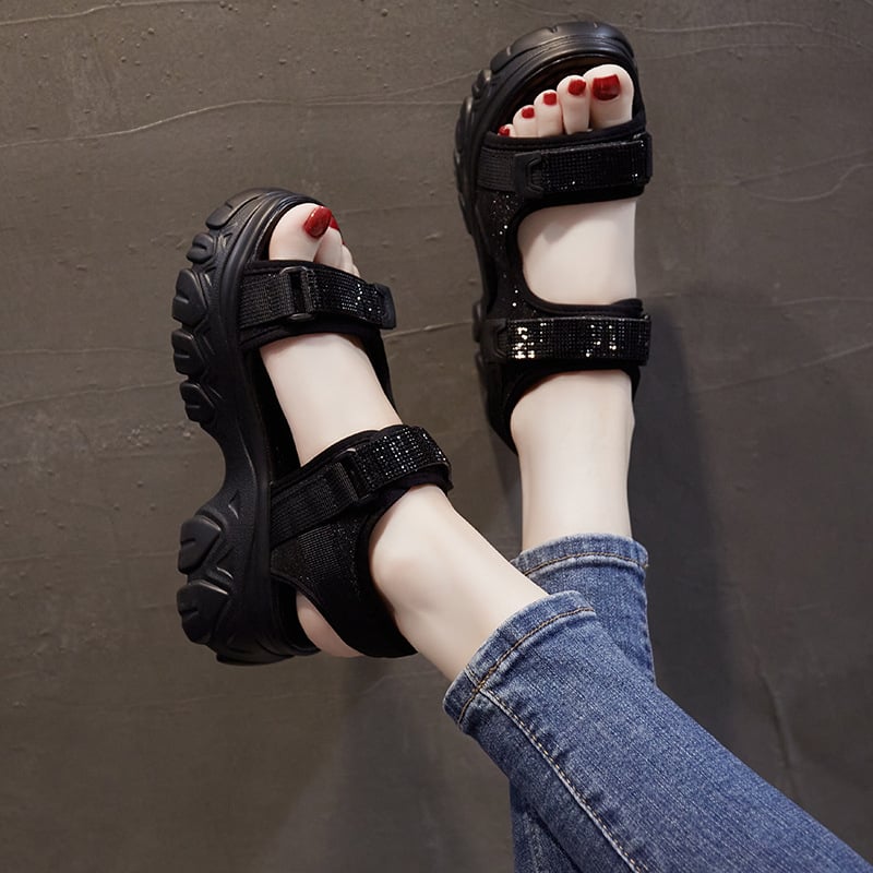 Platformos szandál kristályokkal, Velcro-öv, gumitalpú, textil felsőrész