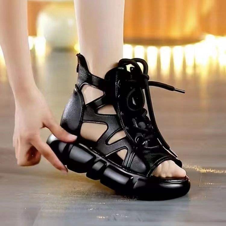 Egy pántos szandál, négyzetes orr, felső rész két réteg marhabőrből, habgumi talp, 2024 tavasz debütálás