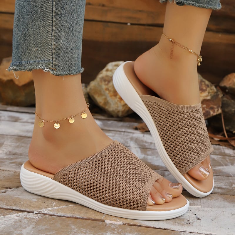 Egypántos szandál, nyitott lábujjú, textil felsőrész, hálós belső, gumi talp, wedge sarok 3 cm (Nyár 2026)