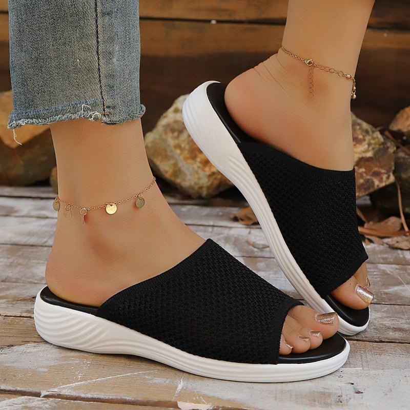 Egypántos szandál, nyitott lábujjú, textil felsőrész, hálós belső, gumi talp, wedge sarok 3 cm (Nyár 2026)